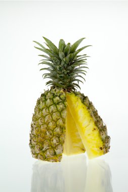 Beyaz arkaplanda ananas dilimleri