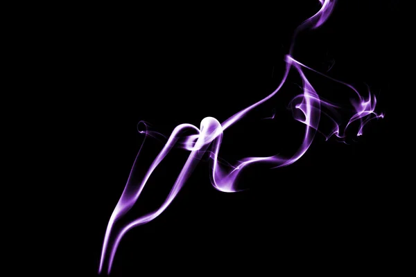 Violetten Rauch mit Lichtern auf schwarzem Hintergrund — Stockfoto