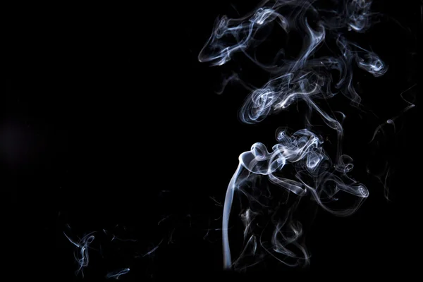 Fumaça isolada no fundo traseiro — Fotografia de Stock