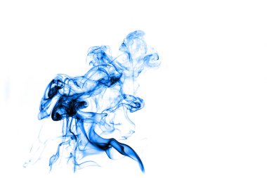 Beyaz arkaplanda mavi duman izole edildi