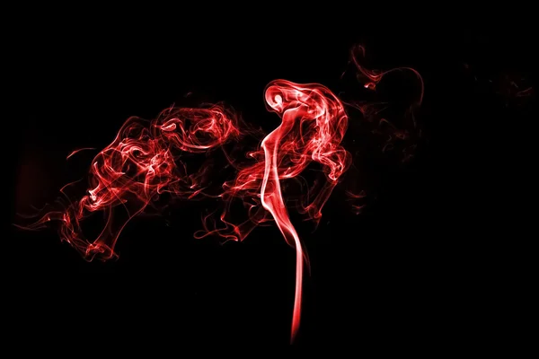Fumaça vermelha isolada no fundo traseiro — Fotografia de Stock