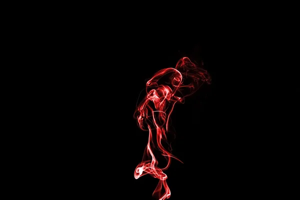 Roter Rauch isoliert auf hinterem Hintergrund — Stockfoto