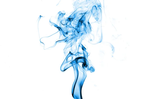 白い背景に隔離された青い煙 — ストック写真