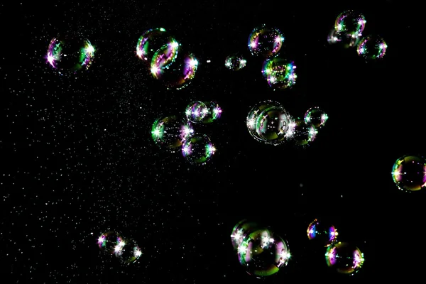 Zeepbellen geïsoleerd op zwart — Stockfoto