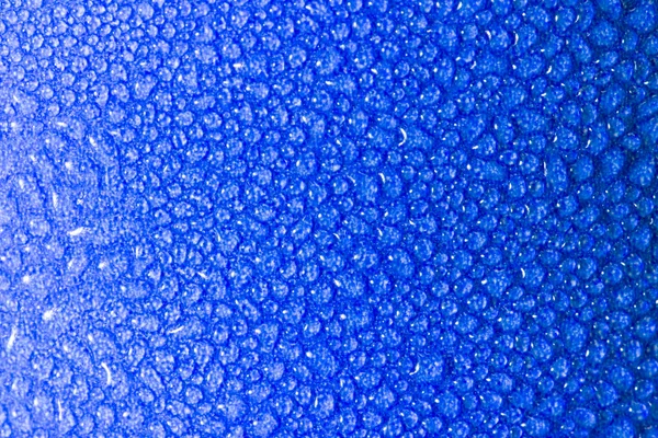 Wassertropfen auf blauem Hintergrund — Stockfoto