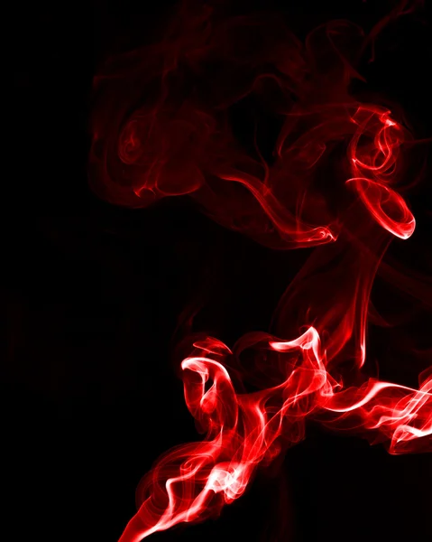 Fumée rouge sur fond noir — Photo