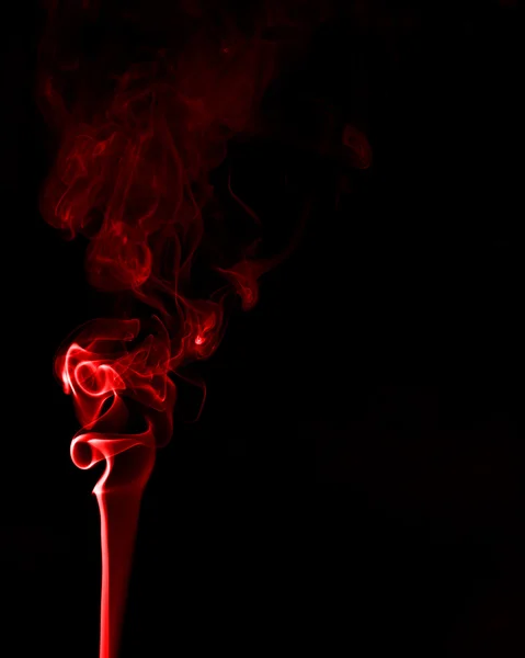 Rode rook op zwarte blackground — Stockfoto