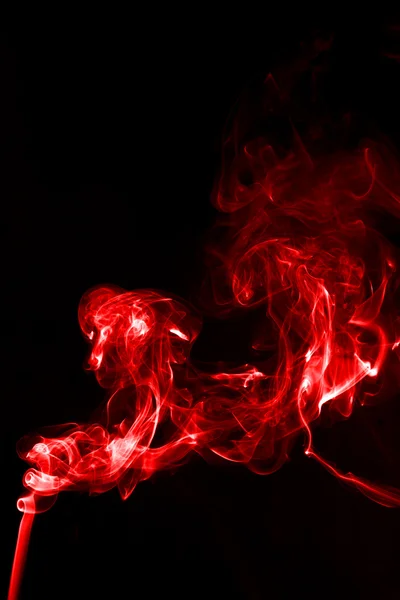 在黑色背景上的红色烟雾 — 图库照片