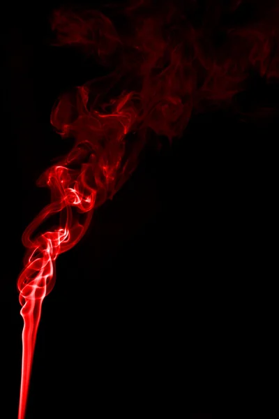 Fumo rosso su fondo nero — Foto Stock