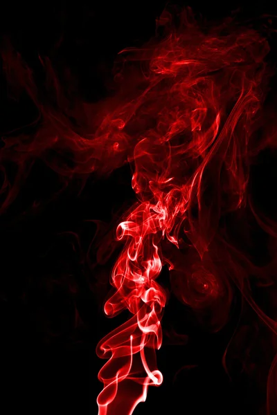 Füst a fekete háttér piros. — Stock Fotó