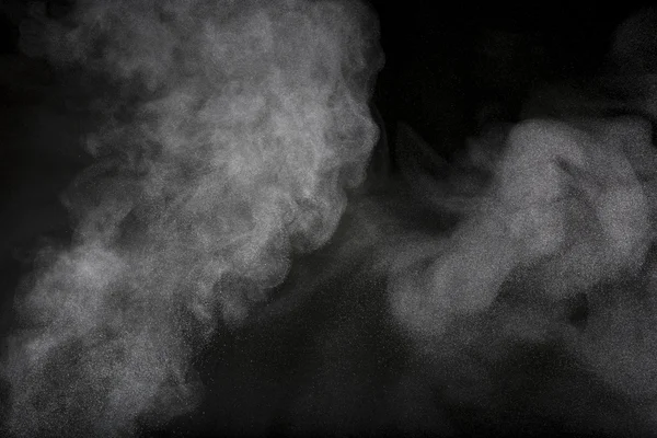 Pulverwolke vor dunklem Hintergrund — Stockfoto