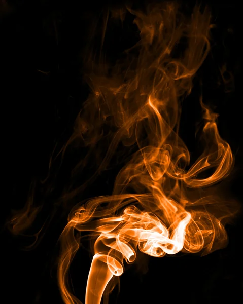 オレンジ、黒の背景上の煙. — ストック写真