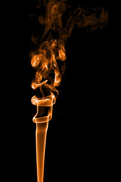 Fumaça de laranja em um fundo preto . — Fotografia de Stock