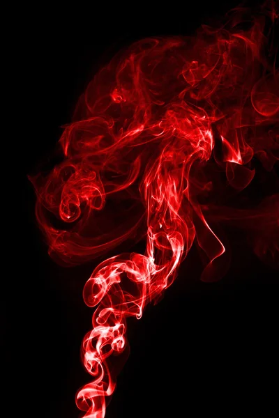 Червоний дим на чорному фоні . — стокове фото