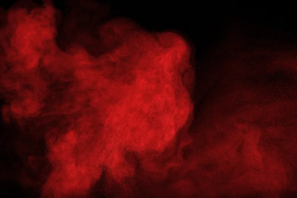 Rode poeder wolk tegen donkere achtergrond — Stockfoto