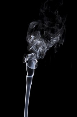 gri siyah bir arka plan üzerinde duman.