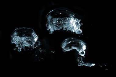 Siyah bir zemin üzerine su kabarcıkları.