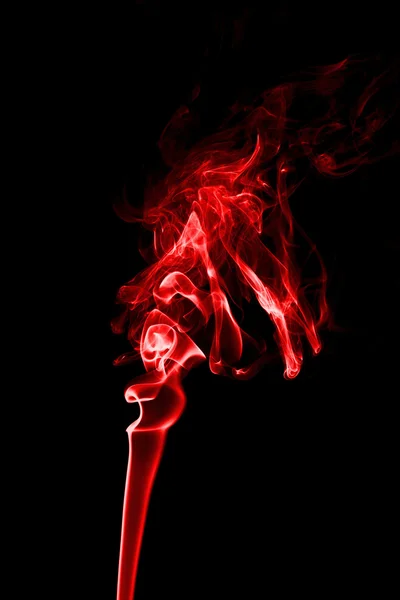 Fumo vermelho sobre um fundo preto . — Fotografia de Stock