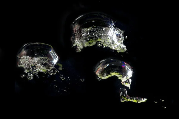 Water bubbels op een zwarte achtergrond. — Stockfoto