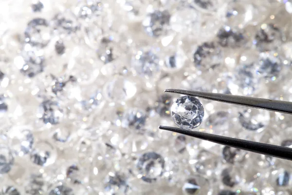 Diamant tenu par une pince à épiler fermer. plus de diamants hors foyer en — Photo