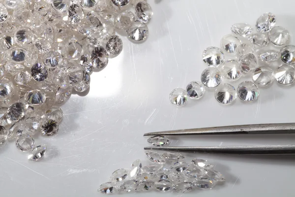 Forma de diamante redondo e marquise selecionado com pinças . — Fotografia de Stock