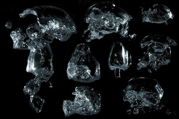 Blasen im Wasser mit unterschiedlichen Formen. — Stockfoto