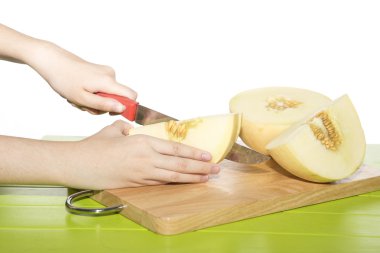 Kavun kesme tahtası üzerinde kesilir.