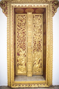 Luang Prabang, Laos tapınağında oyma ahşap kapı.