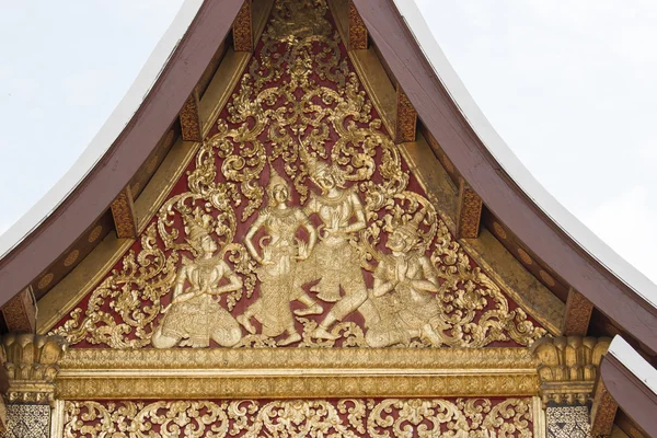 The facade of the church roof Wood carving . — Stock Photo, Image