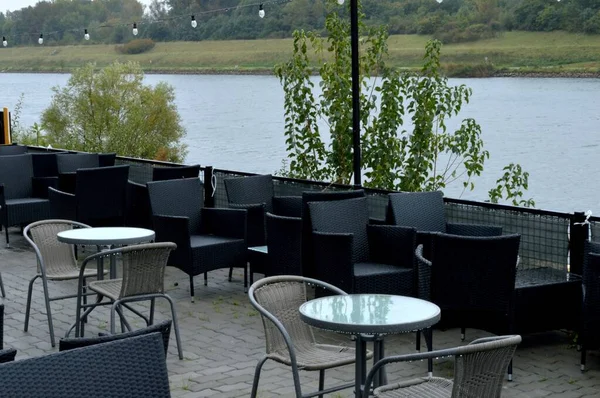 Sonbahar. Sonbaharda açık yaz restoranı alanı