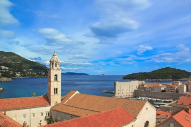 Turuncu kiremit çatılar ve denizin Dubrovnik, Hırvatistan'daki İtalyan tarzı Üstten Görünüm