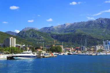 Bay, Budva Karadağ'ın yaz güneşli gün görünümü