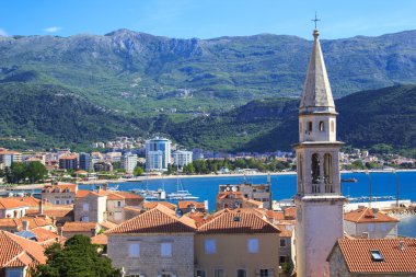 Bas bas ve bay Budva Karadağ'ın yaz güneşli gün görünümü