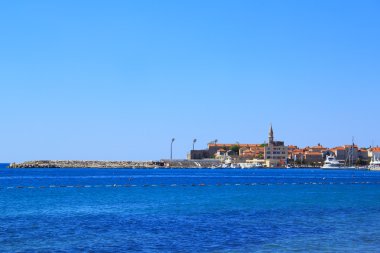 Bir görünümü, kasaba Budva Karadağ'ın yaz güneşli günde Panoraması
