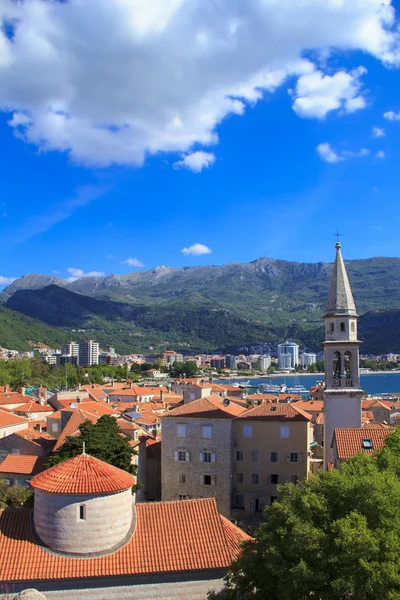 A háztetők és a bay Budva Montenegróban, a nyári napsütésben — Stock Fotó