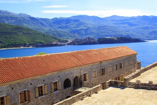 Vista de los tejados y la bahía de Budva en Montenegro en el día soleado de verano — Foto de Stock
