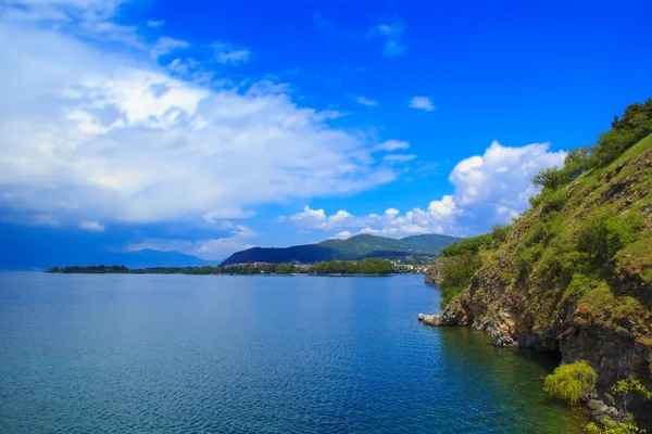 Día soleado de verano en el hermoso lago Ohrid en Macedonia —  Fotos de Stock