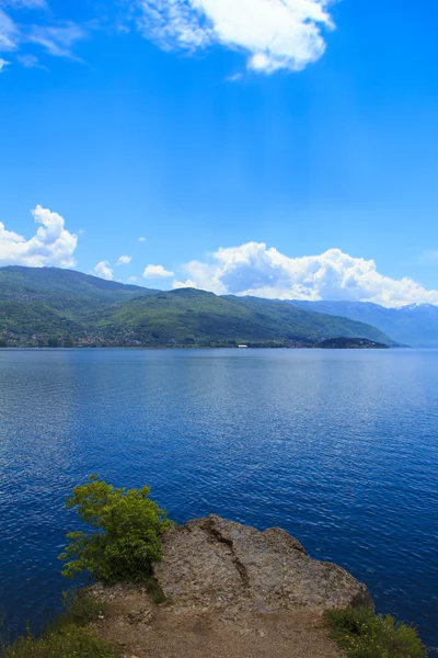 Słoneczny letni dzień na malowniczym brzegu Jeziora Ochrydzkiego, w Macedonii — Zdjęcie stockowe
