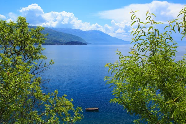 Día soleado de verano en el hermoso lago Ohrid en Macedonia —  Fotos de Stock