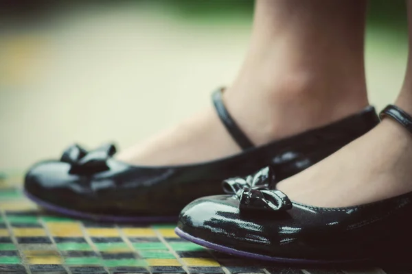 Voeten in een nieuwe stijlvolle schoenen — Stockfoto