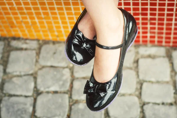 Девушка висит ногами в новых красивых туфлях — стоковое фото