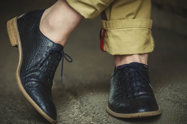 Baile en los nuevos zapatos elegantes — Foto de Stock