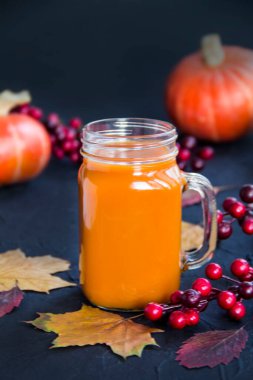 Cadılar Bayramı kokteyli, baharatlı balkabağı portakalı içeceği. Esmer, eski, kirli bir geçmiş. Yaratıcı atmosfer dekorasyonu