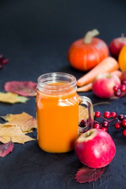 Cadılar Bayramı kokteyli, baharatlı balkabağı portakalı içeceği. Esmer, eski, kirli bir geçmiş. Yaratıcı atmosfer dekorasyonu