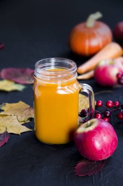 Cadılar Bayramı kokteyli, baharatlı balkabağı portakalı içeceği. Esmer, eski, kirli bir geçmiş. Yaratıcı atmosfer dekorasyonu