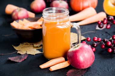 Cadılar Bayramı kokteyli, baharatlı balkabağı portakalı içeceği. Esmer, eski, kirli bir geçmiş. Yaratıcı atmosfer dekorasyonu