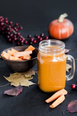 Cadılar Bayramı kokteyli, baharatlı balkabağı portakalı içeceği. Esmer, eski, kirli bir geçmiş. Yaratıcı atmosfer dekorasyonu