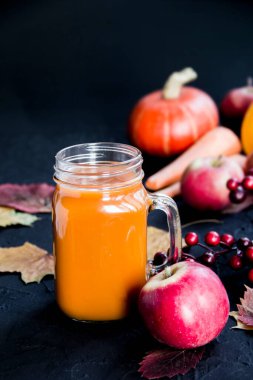 Cadılar Bayramı kokteyli, baharatlı balkabağı portakalı içeceği. Esmer, eski, kirli bir geçmiş. Yaratıcı atmosfer dekorasyonu