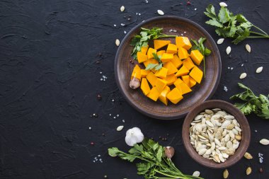 Çok güzel doğranmış balkabağı salatası, şifalı otlar ve yemek için malzemeler. Yaratıcı atmosfer dekorasyonu