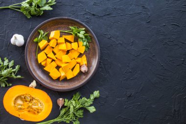 Çok güzel doğranmış balkabağı salatası, şifalı otlar ve yemek için malzemeler. Yaratıcı atmosfer dekorasyonu